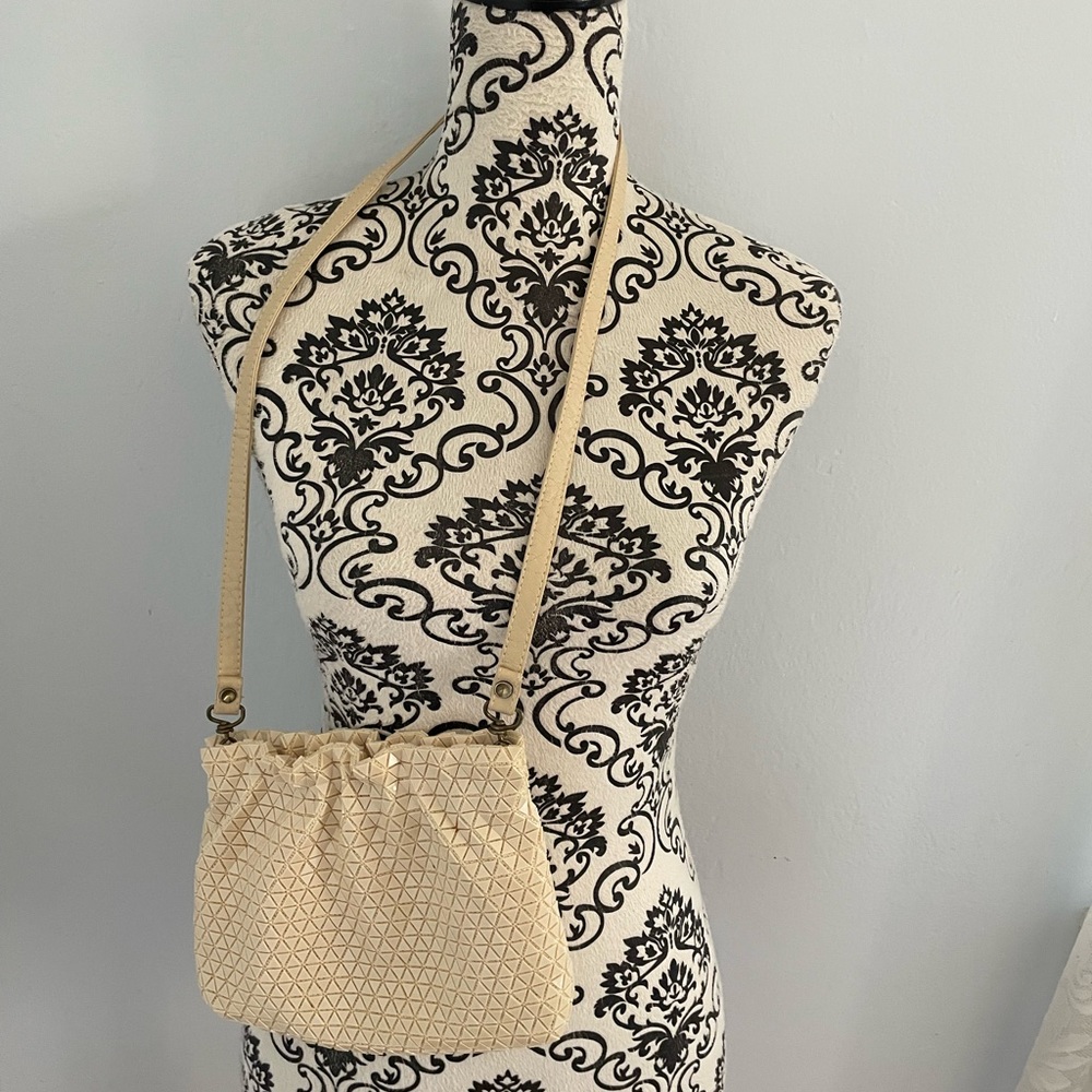 La Regale Evening Bag in Cream Tan Beige Spring Closure Diamond Pattern